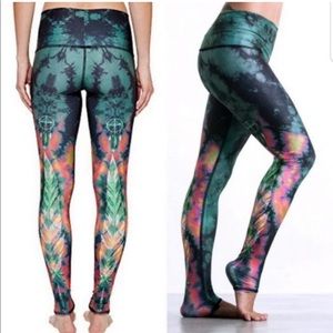 EUC Teeki leggings